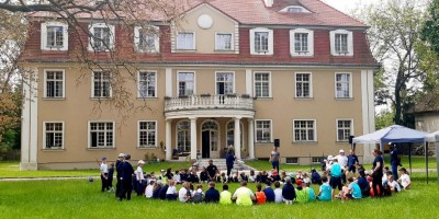Piknik rodzinny w nowej szkole Montessori - pałac Brzezina