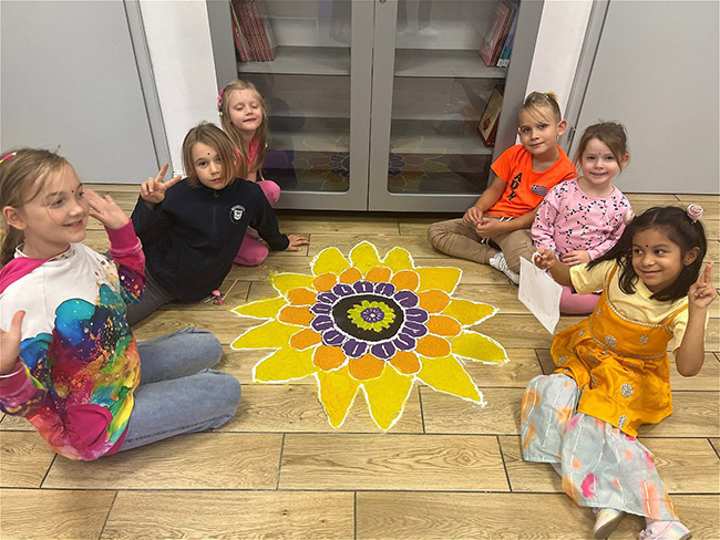 ozdoba z kolorowego piasku diwali 2025