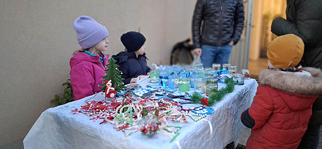 dzieci sprzedaja wyroby na kiermaszu