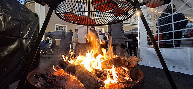 kielbaski na kiermaszu swiatecznym montessori