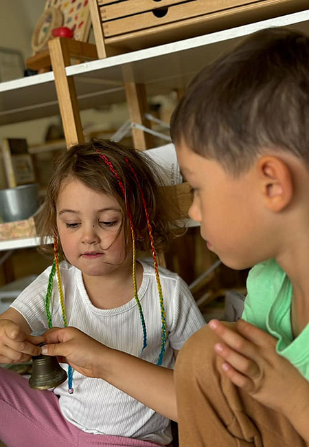 lekcja ciszy Montessori dzwoneczek