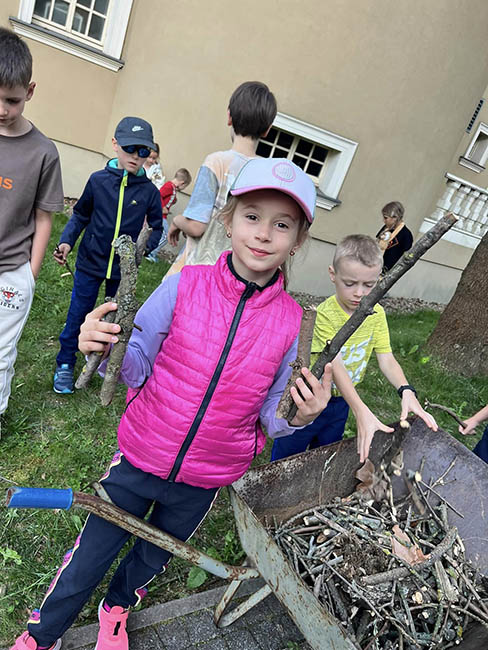 zbieranie chrustu zielona szkola montessori