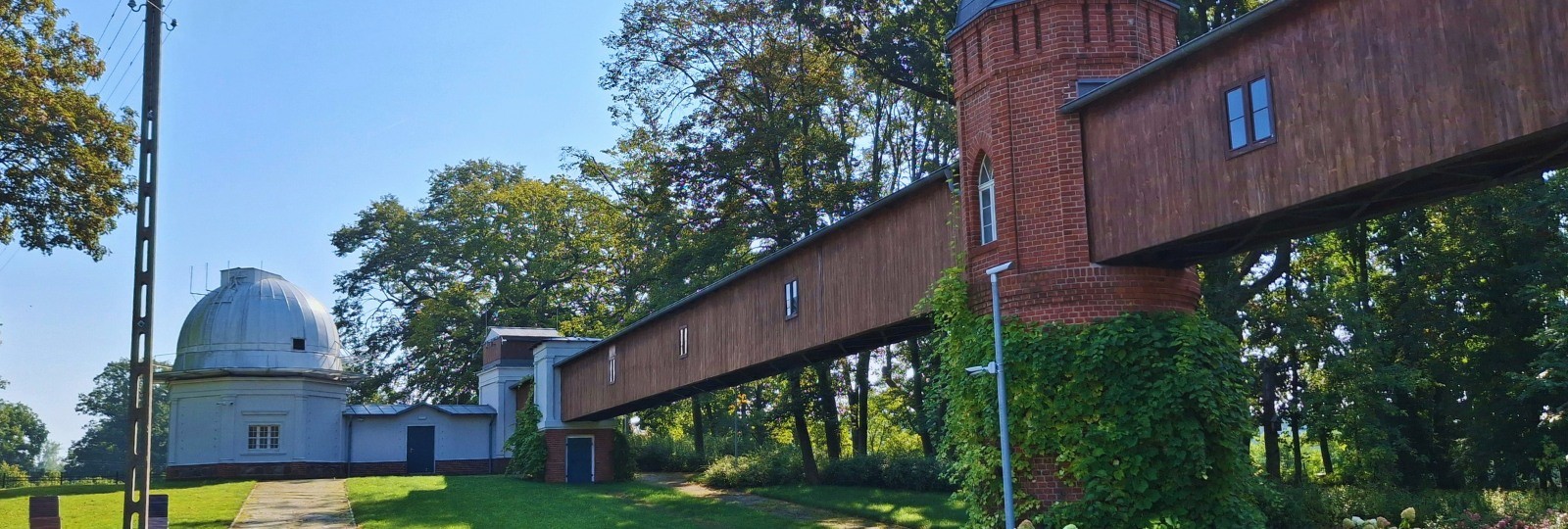 Lekcja astronomii w obserwatorium Uniwersytetu Wrocławskiego w Białkowie