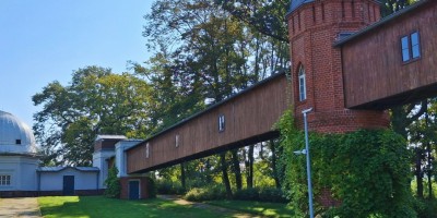 Lekcja astronomii w obserwatorium Uniwersytetu Wrocławskiego w Białkowie